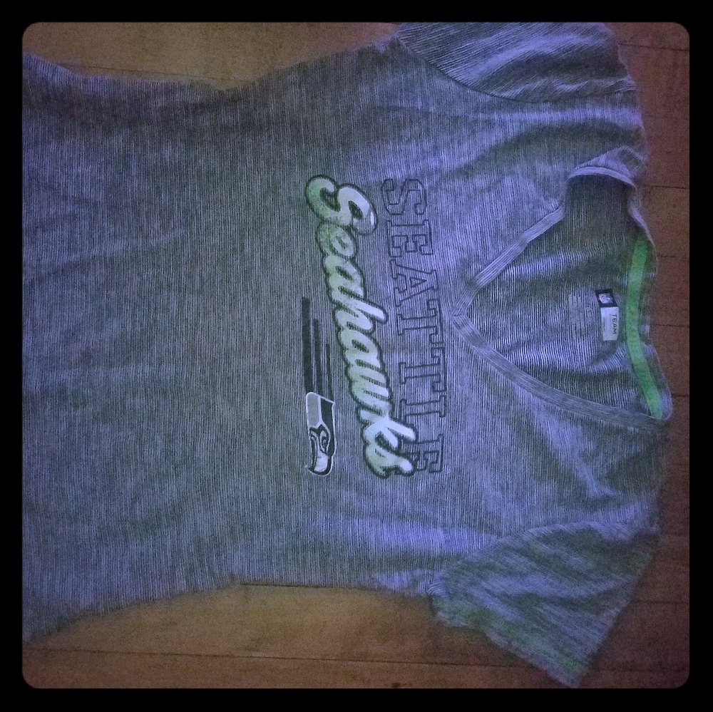 Ladie's Seahawks tee size Large